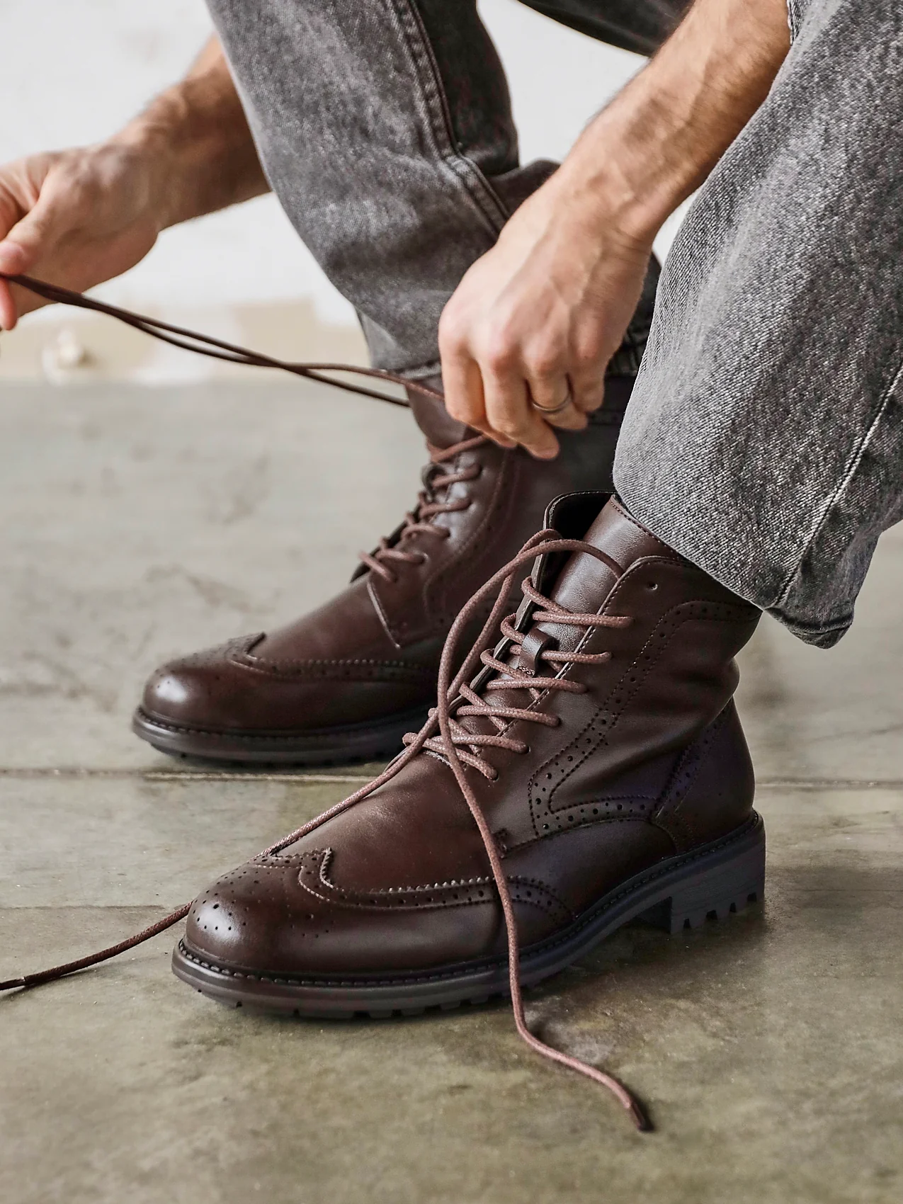 Leonardo Mens Brown Faux Leather Brogue Boots - Image 6