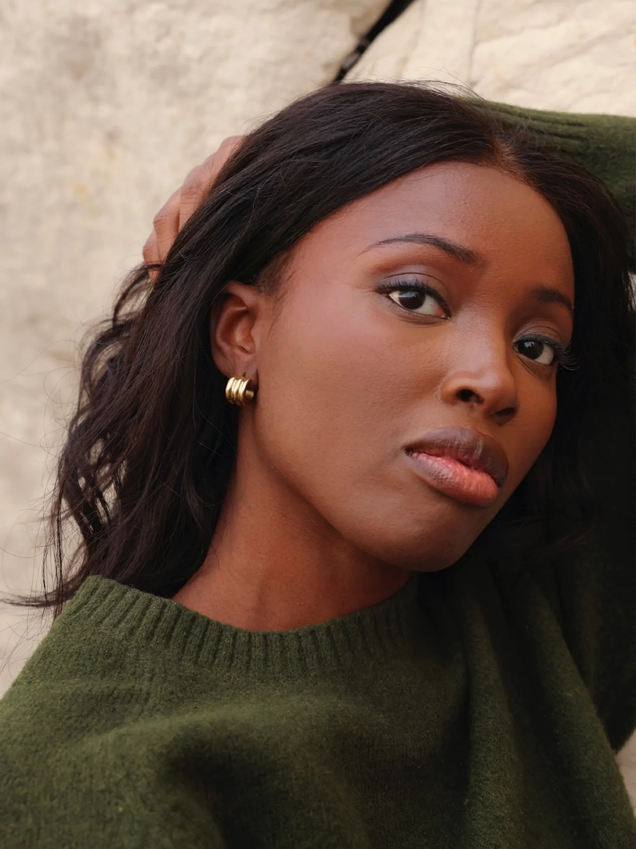 Noa Small Gold Hoop Earrings - Image 7